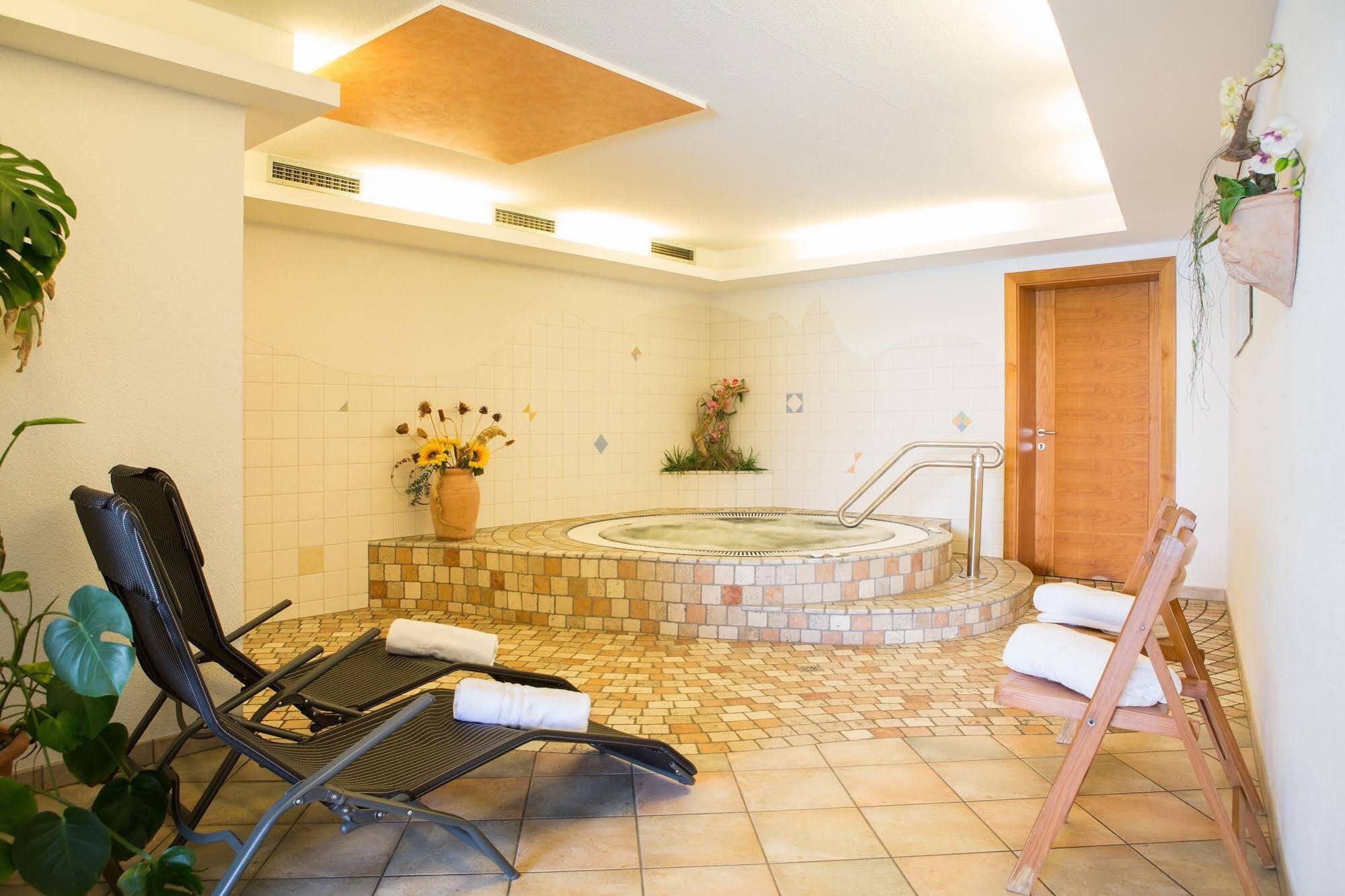Hotel Berghang Коллепьетра Экстерьер фото